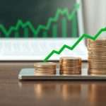 Külső nyomás a kapcsolaton: barátok, család, közösségi média – hatások és védekezési stratégiák